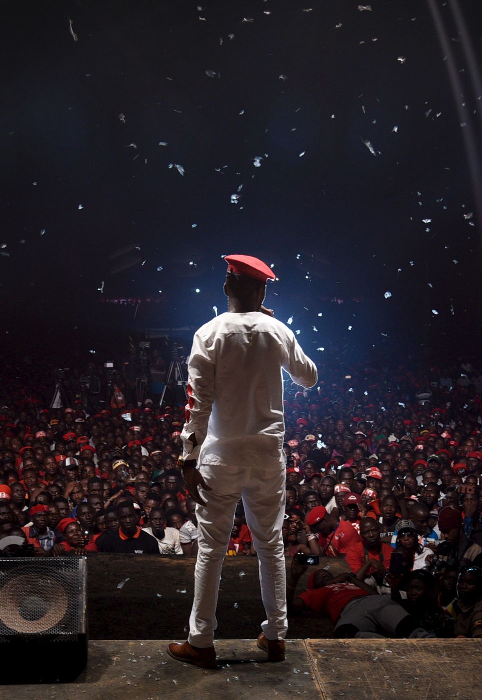 FOTO: ISAAC KASAMANI/AFP AV BOBI WINE PÅ SCENEN I BUSABALA UTENFOR KAMPALA 10. NOVEMBER