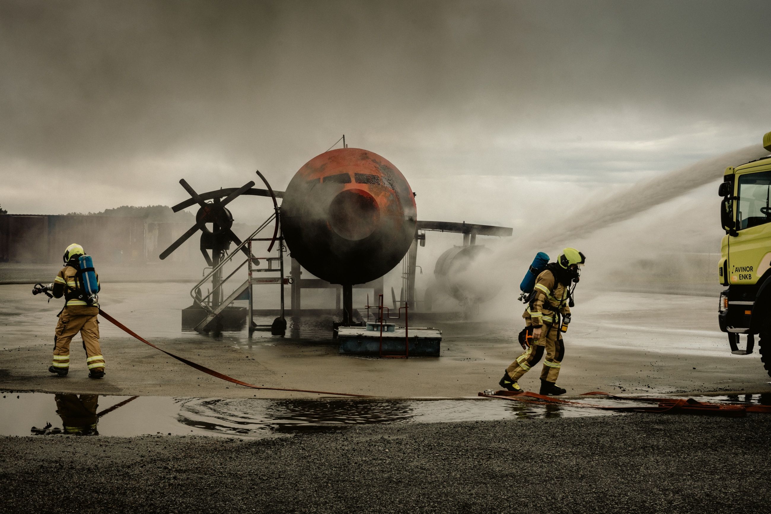 Øvelse: På Kvernberget lufthavn i Kristiansund slukkes branner nå med vann, ikke med giftig skum.