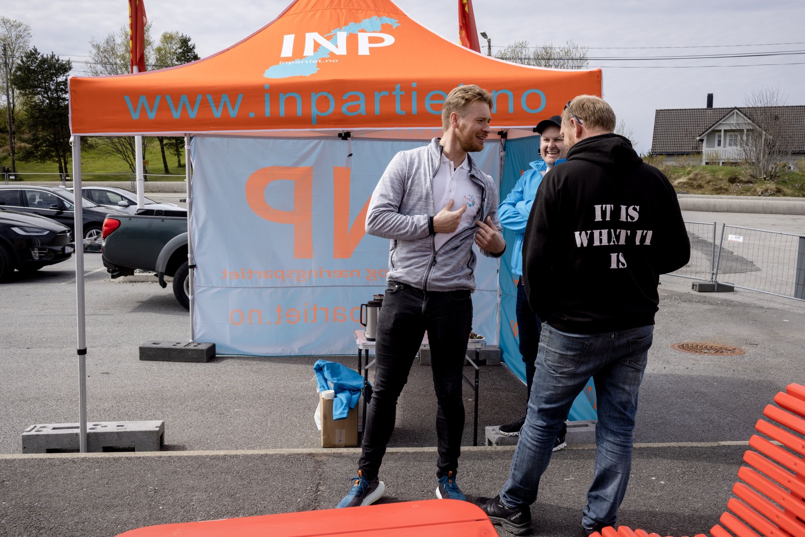 Ypper seg: Even Anders Haugland og Leif Rune Drønen driver valgkamp i Austevoll. Her fikk Industri- og næringspartiet 9 prosent oppslutning på forrige måling.