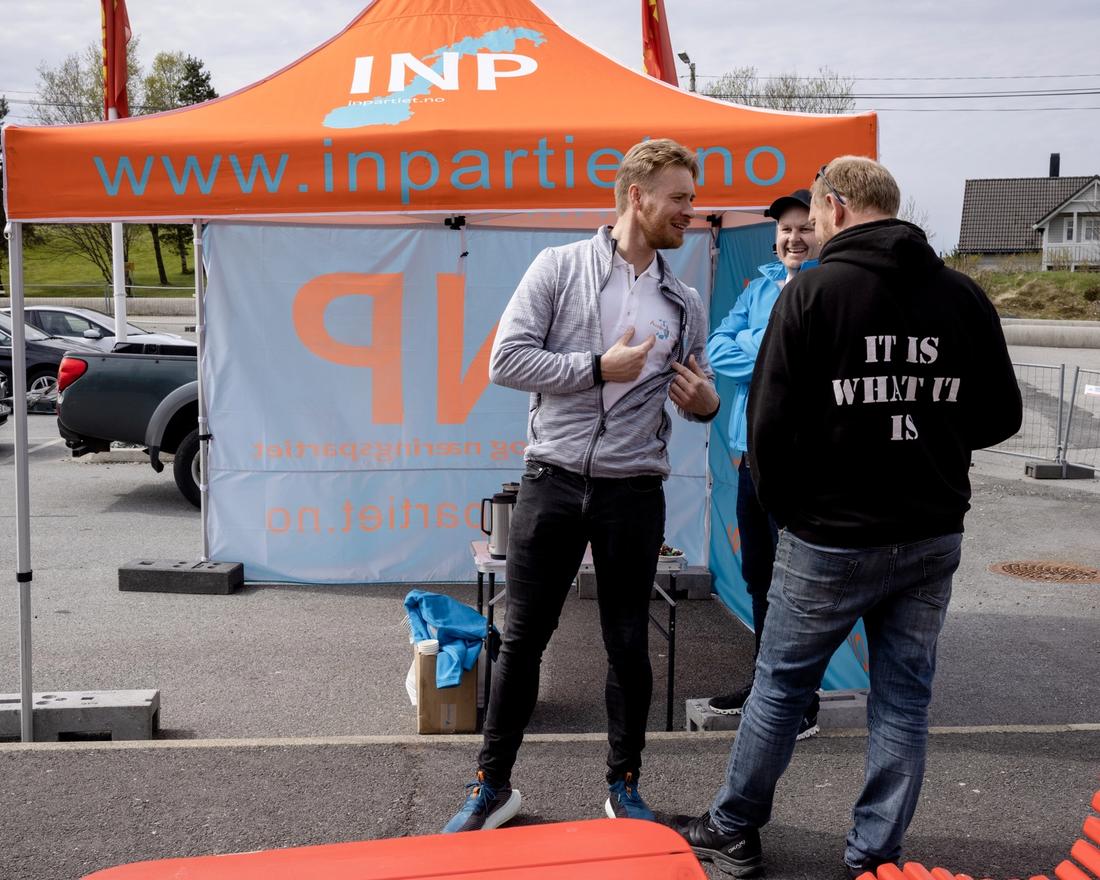 Ypper seg: Even Anders Haugland og Leif Rune Drønen driver valgkamp i Austevoll. Her fikk Industri- og næringspartiet 9 prosent oppslutning på forrige måling.