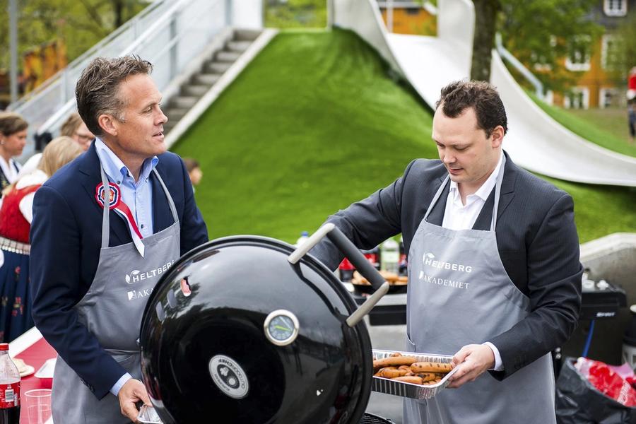 Akademiet-eier Kjetil Eide bestemmer selv om og når skolene hans skal leie ham inn som konsulent.