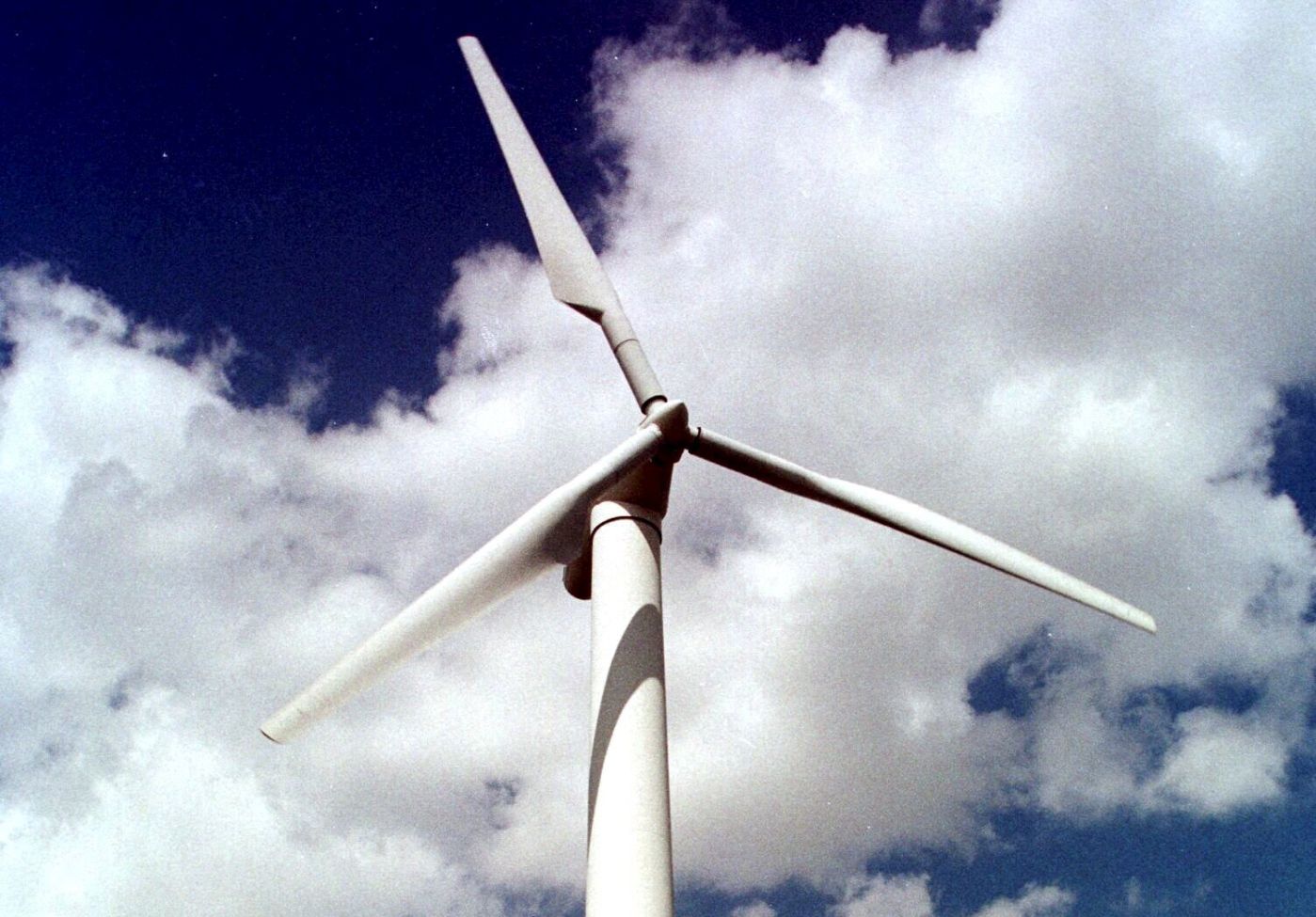 I dag ble den norske utgaven av "State of the  World" ("Jordens tilstand 1998") presentert av H.Aschehoug & Co. og Worldwatch Institute Norden. Årets rapport ser bl.a nærere på forholdet mellom økologi og økonomi; dagens vekstøkonomi er i ferd med å undergrave sin egen eksistens. Å unngå farlige klimaendringer er derfor avhengig av vår evne til å kunne utvile nye energisystemer 
 Her en vindmøllepark ved byen Nibe utenfor Aalborg i Danmark. Når vil dette bli et vanlig syn i Norge? 
 Scan-Foto: Cornelius Poppe