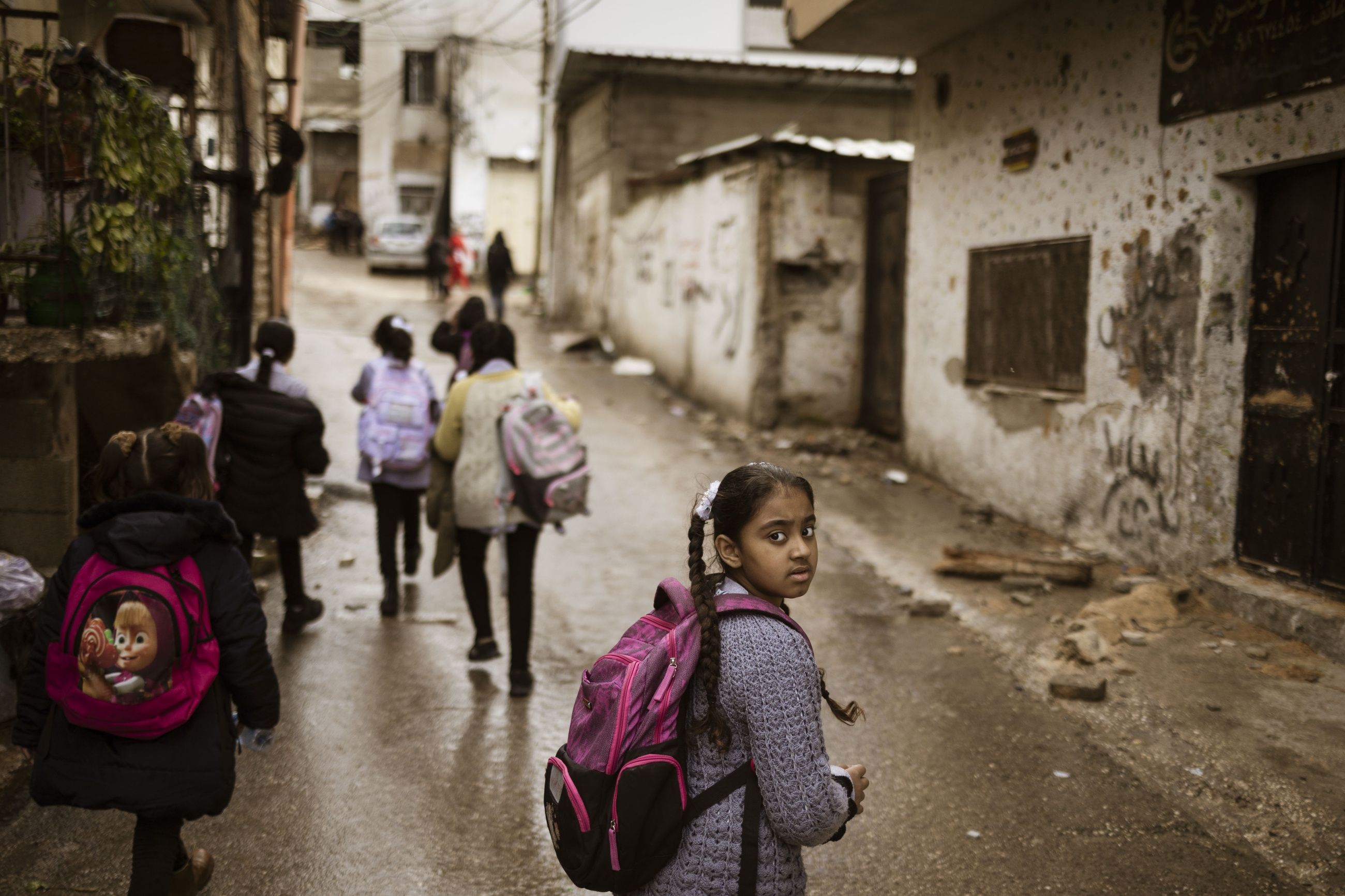 EN DAG TIL: En gjeng med barn er på vei hjem fra skolen i Tulkarem på Vestbredden.