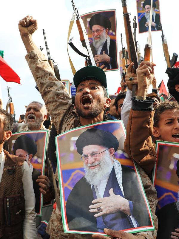 Houthiene sendte lørdag missiler mot Israel og har meldt seg på i Iran-krigen. Samtidig ser USA ut til å forberede seg på å gå inn med bakkestyrker.