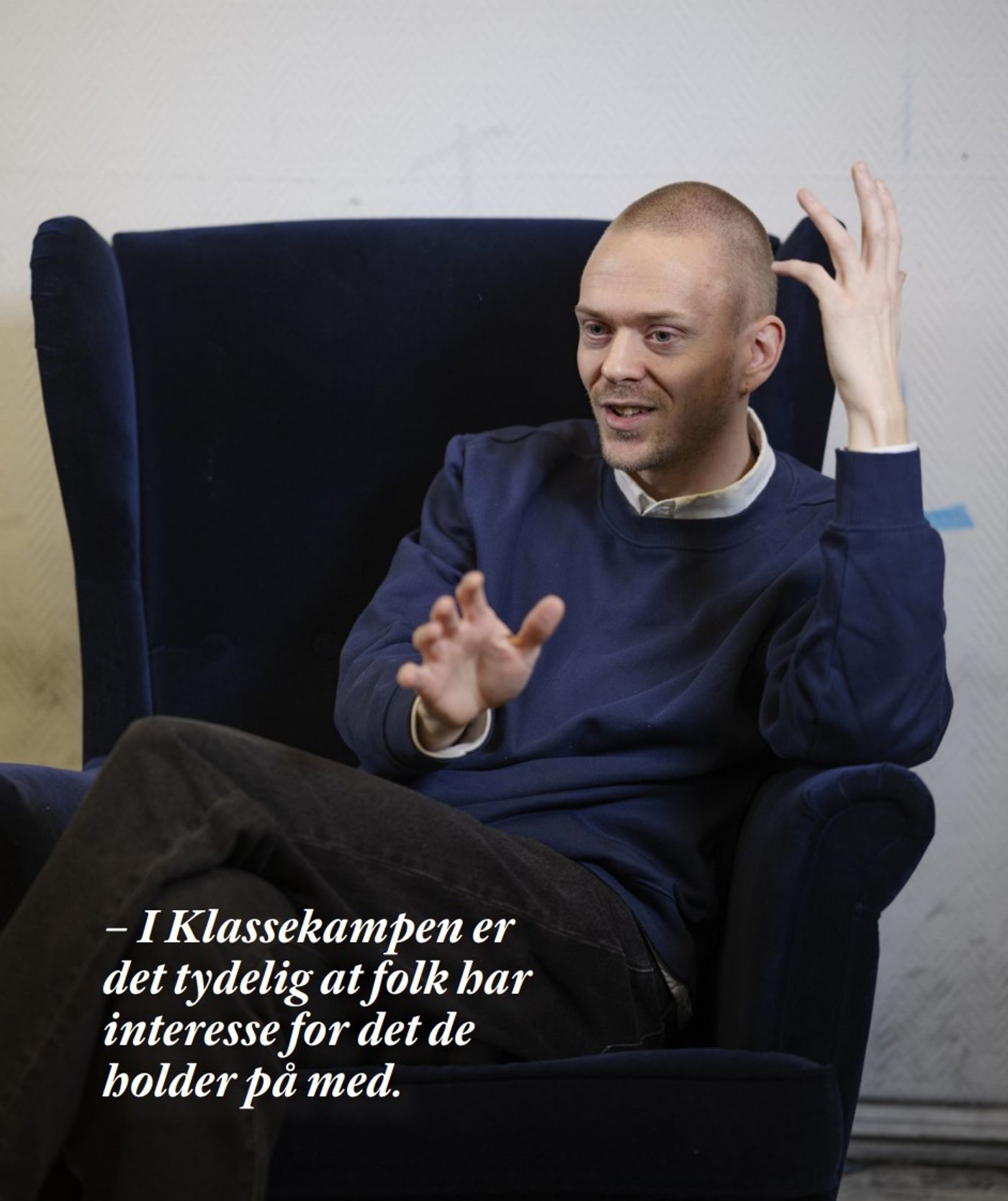 Nikolai Torgersen sitter i en stol i atelieret sitt.