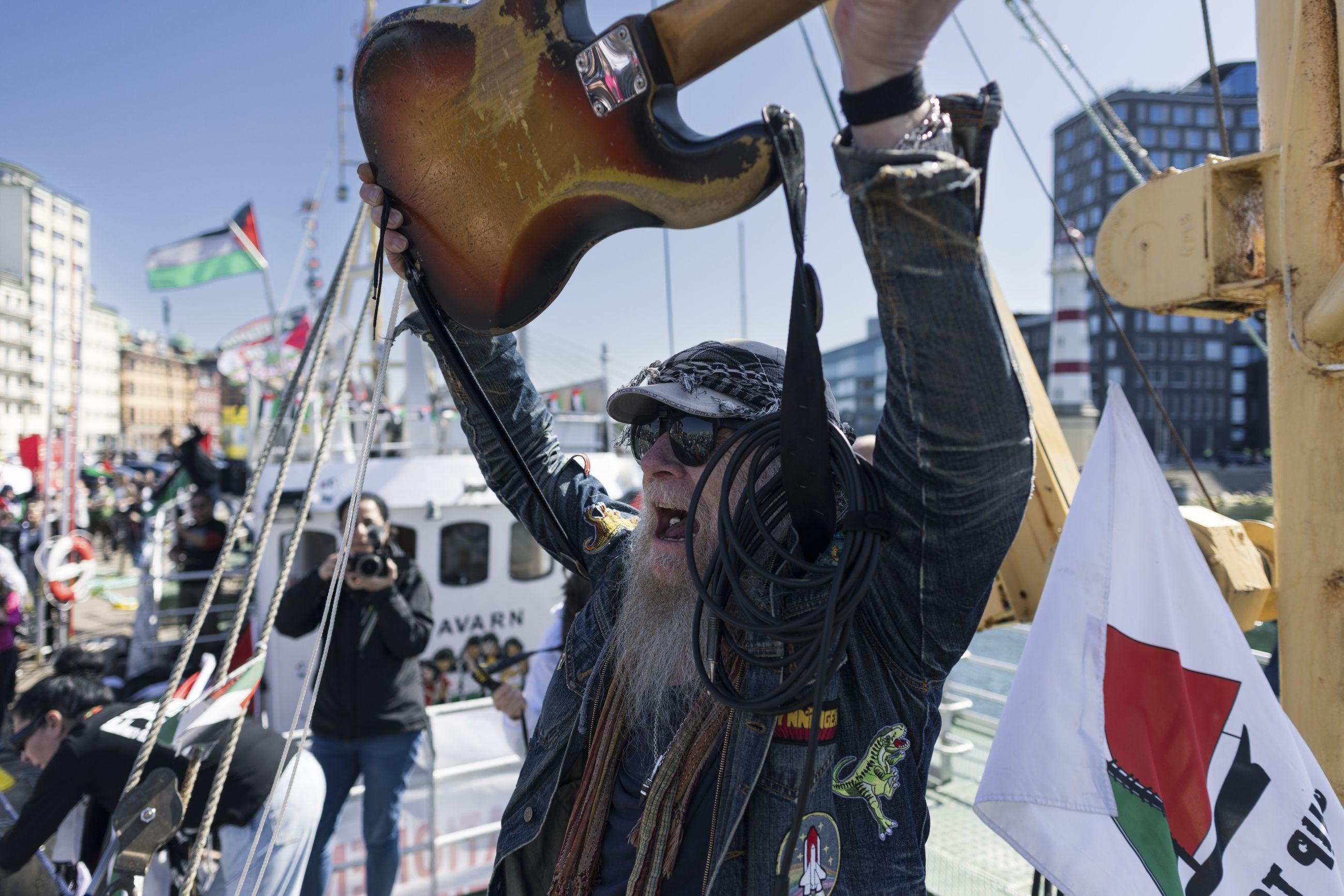 Synger ut: Nikke Ström fra det svenske rockebandet Nynningen hever bassgitaren høyt ved ankomsten til Malmö.