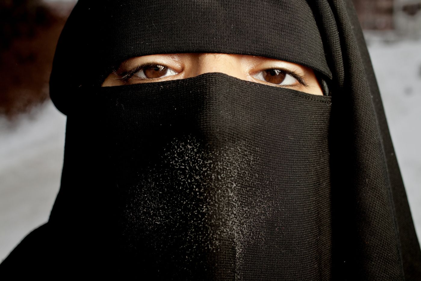 Aisha Shezadi er en 19 Ã¥r gammel norskfÃ¸dt jente som frivillig har valgt Ã¥ kle seg i niqab. Hun er medforfatter av boken "UtilslÃ¸rt - Muslimsk RÃ¥tekst" og onsdag 25. mai 2011 hadde hun en artikkel i VG under tittelen "TÃ¸r du se meg".