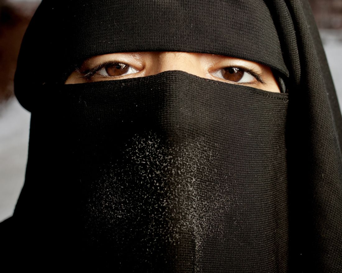 Aisha Shezadi er en 19 Ã¥r gammel norskfÃ¸dt jente som frivillig har valgt Ã¥ kle seg i niqab. Hun er medforfatter av boken "UtilslÃ¸rt - Muslimsk RÃ¥tekst" og onsdag 25. mai 2011 hadde hun en artikkel i VG under tittelen "TÃ¸r du se meg".