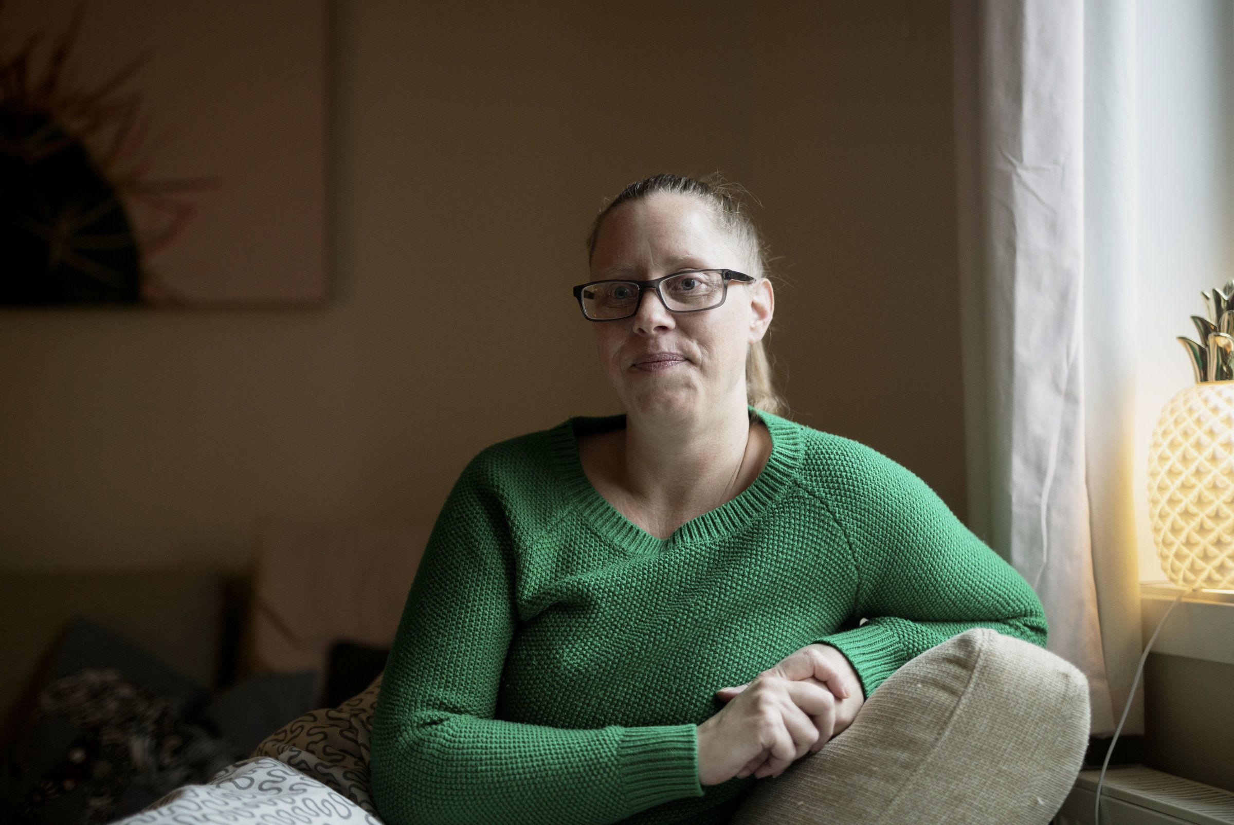 Jane Haugen jobbet på restaurant på Gardermoen, men har gått ledig siden mars 2020. Her er hun fotografert hjemme på Grønland i Oslo. Foto: Hanne Marie Lenth Solbø