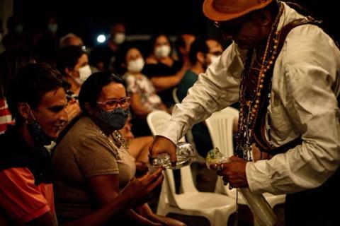 Apresentação do espetáculo Chico Jararaca em uma comunidade rural.