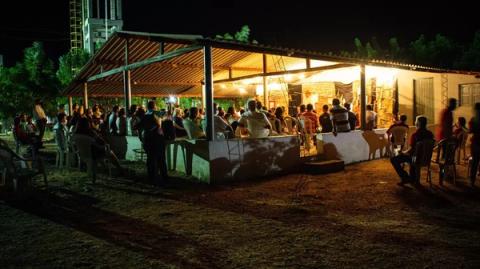 Apresentação do espetáculo Chico Jararaca em uma comunidade rural.