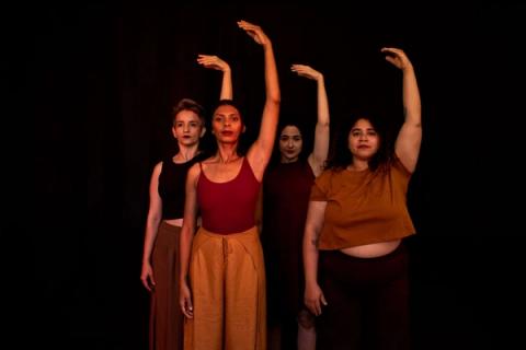 Grupo de quatro bailarinas em cena, com poses expressivas.