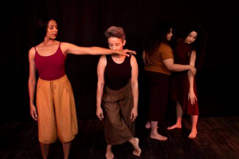 Grupo de quatro bailarinas em cena, com poses expressivas.