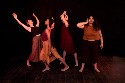 Grupo de quatro bailarinas em cena, com poses expressivas.