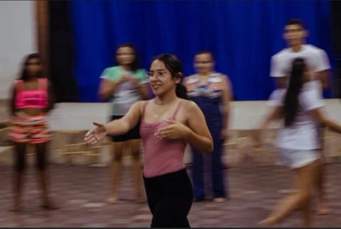 Jovem em movimento em uma aula.