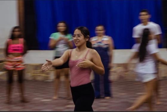 Jovem em movimento em uma aula.