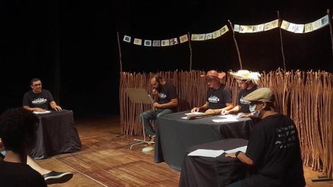 Grupo de pessoas participando do evento e debatendo a Dramaturgia Potiguar.