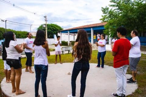 Grupo de participantes no projeto Trapiá Semente, realizando atitivade ao ar livre.