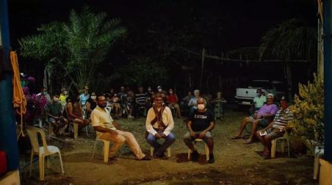 Apresentação do espetáculo Chico Jararaca em uma comunidade rural.