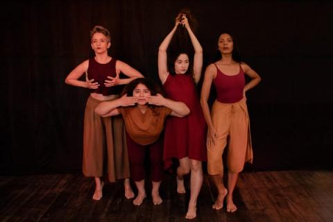 Grupo de quatro bailarinas em cena, com poses expressivas.