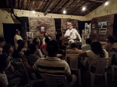 Apresentação do espetáculo Chico Jararaca em uma comunidade rural.