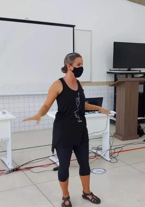 Professora dando aula sobre dança.