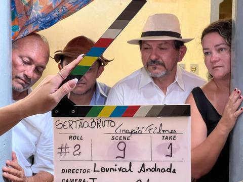 Claquete sendo usado em gravação de cena.