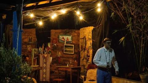 Apresentação do espetáculo Chico Jararaca em uma comunidade rural.