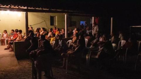 Apresentação do espetáculo Chico Jararaca em uma comunidade rural.
