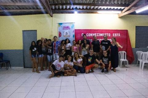 Grupo de participantes no projeto Trapiá Semente, posando para foto em sala.