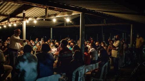 Apresentação do espetáculo Chico Jararaca em uma comunidade rural.