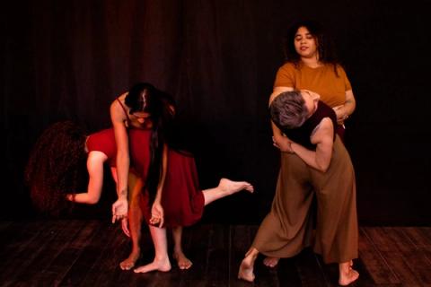 Grupo de quatro bailarinas em cena, com poses expressivas.