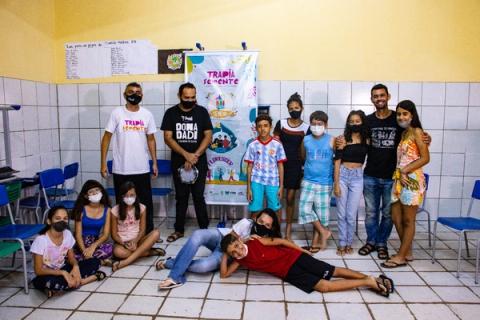 Grupo de participantes no projeto Trapiá Semente, posando para foto em sala.
