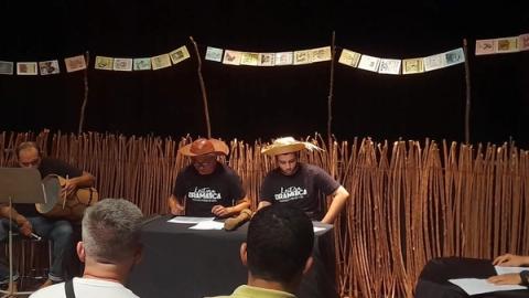 Grupo de pessoas participando do evento e debatendo a Dramaturgia Potiguar.