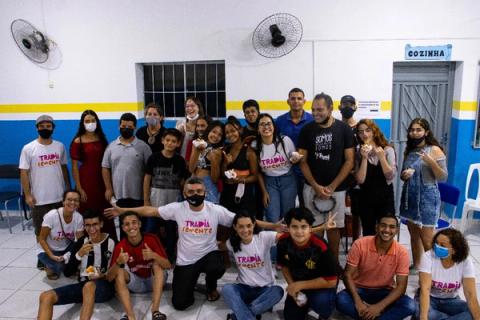 Grupo de participantes no projeto Trapiá Semente, posando para foto em sala.