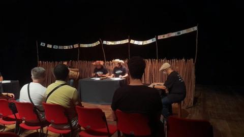 Grupo de pessoas participando do evento e debatendo a Dramaturgia Potiguar.