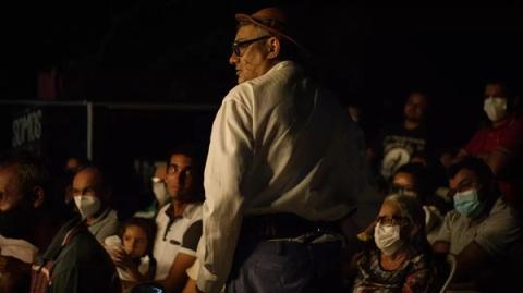 Apresentação do espetáculo Chico Jararaca em uma comunidade rural.