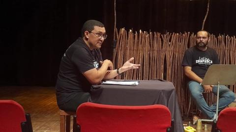 Grupo de pessoas participando do evento e debatendo a Dramaturgia Potiguar.