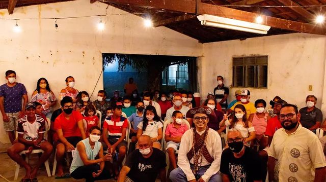 Apresentação do espetáculo Chico Jararaca em uma comunidade rural.