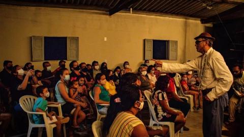 Apresentação do espetáculo Chico Jararaca em uma comunidade rural.