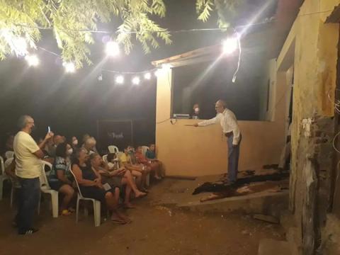 Apresentação do espetáculo Chico Jararaca em uma comunidade rural.