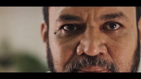 Close no rosto de um homem com barba.