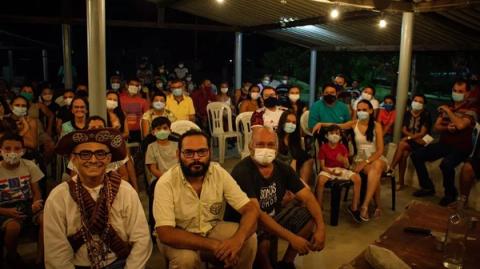 Apresentação do espetáculo Chico Jararaca em uma comunidade rural.