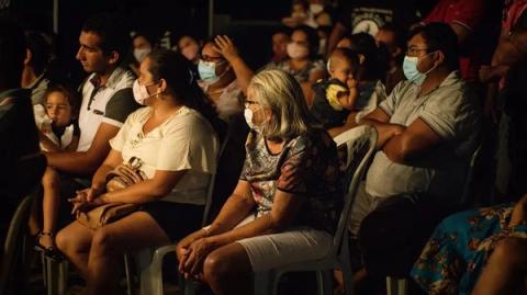 Apresentação do espetáculo Chico Jararaca em uma comunidade rural.