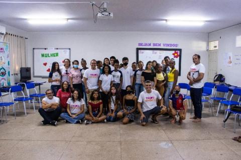 Grupo de participantes no projeto Trapiá Semente, posando para foto em sala.