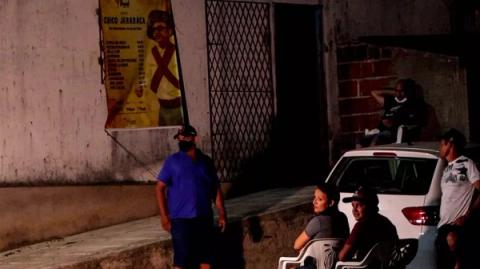 Apresentação do espetáculo Chico Jararaca em uma comunidade rural.