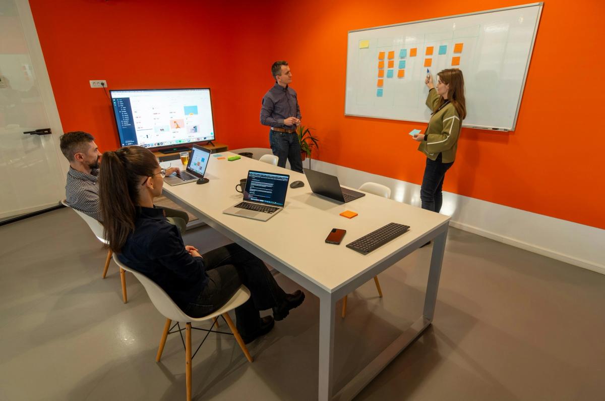 team working - AutoML Companies