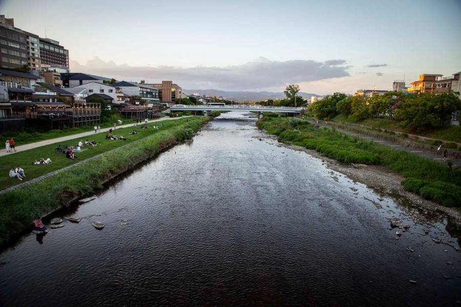 Kamogawa is lined with a graduate downhill slope that runs from north to south.