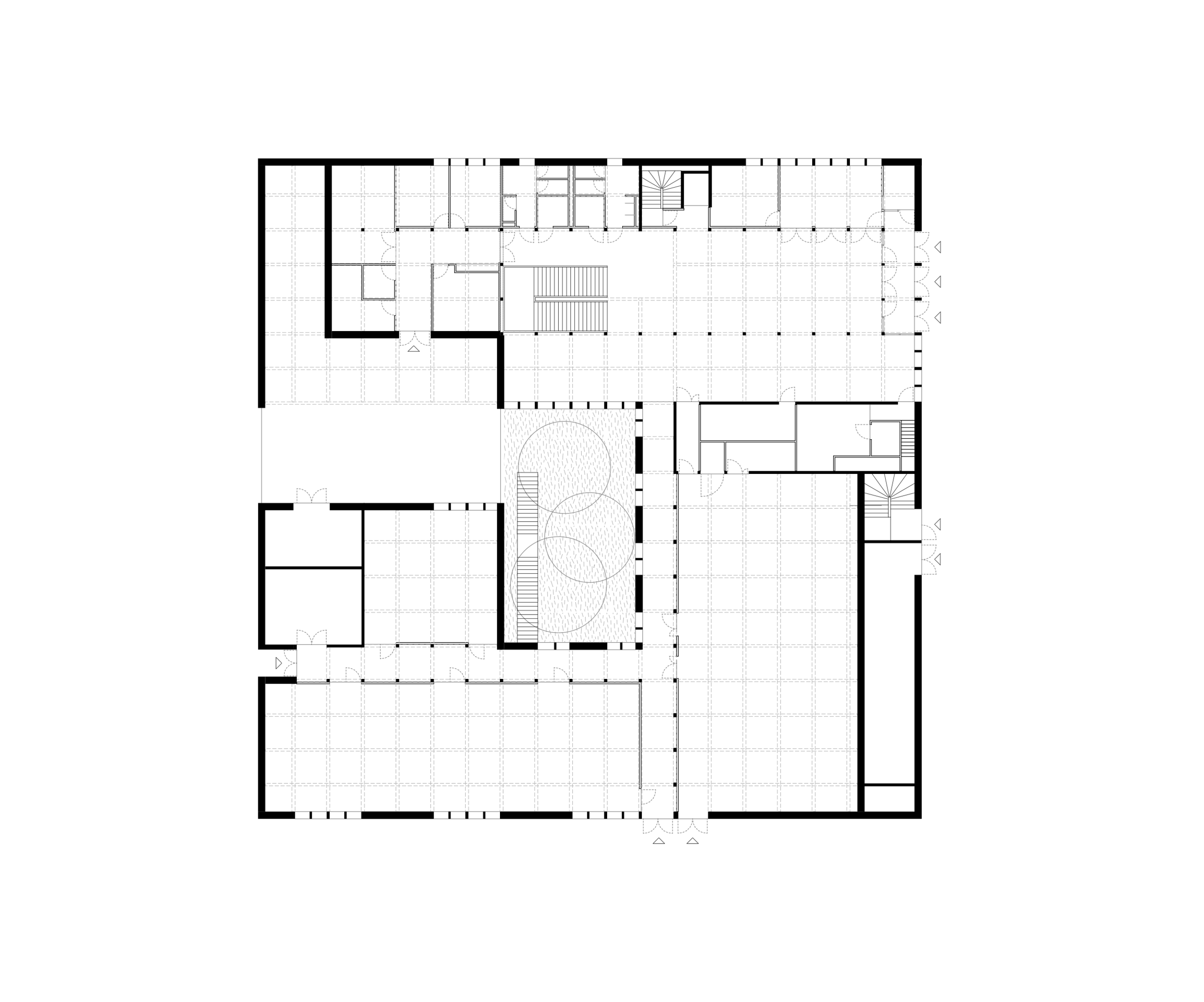 Plan d’étage des équipements universitaires Tectoniques à Vaulx-en-Velin, montrant trame structurelle orthogonale, circulations périphériques et patio central paysager.