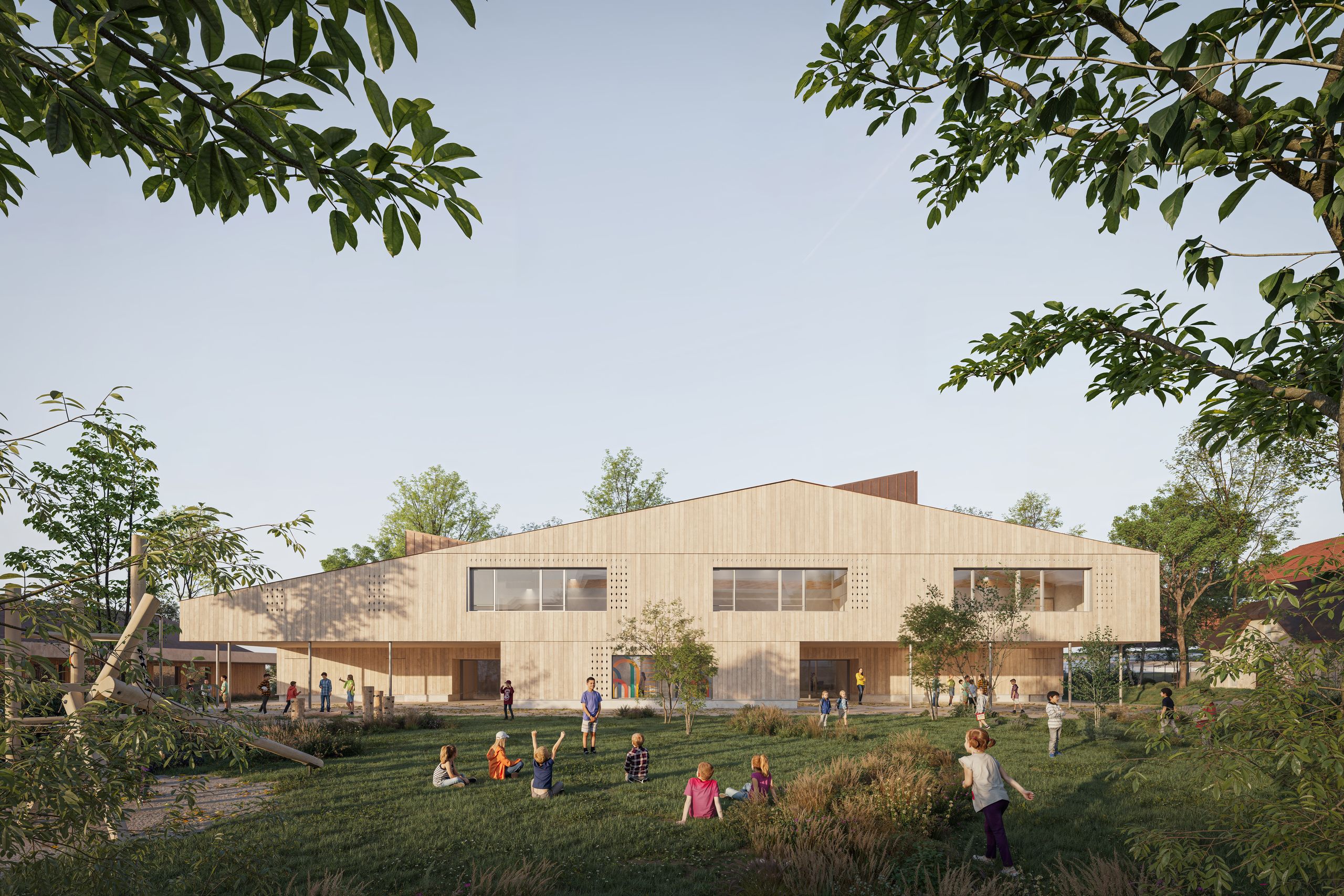 Groupe scolaire Louis Pergaud à Levier : volume compact en bardage bois, toiture à émergences et cour végétalisée ouverte sur les façades.